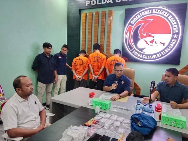 Direktorat Reserse Narkoba Polda Sultra merilis kasus tindak pidana narkoba jaringan Aceh. Foto: Istimewa