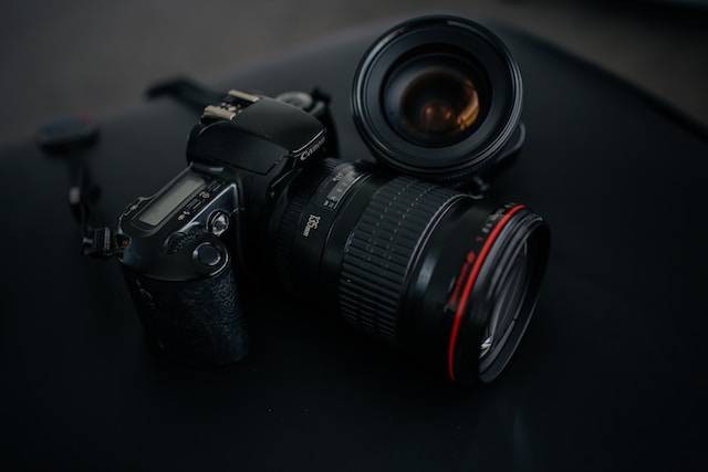 Ilustrasi tips dalam menggunakan kamera DSLR, sumber foto: unsplash.com/William Thomas