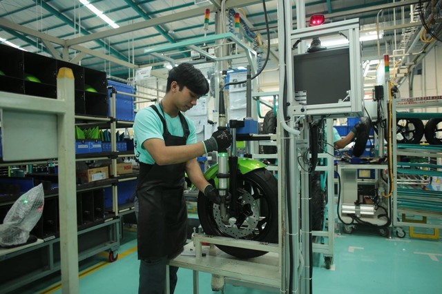 Proses produksi dan perakitan motor listrik merek ALVA di pabrik berlokasi di Cikarang, Jawa Barat. Foto: ALVA Indonesia