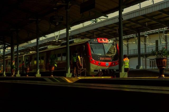 Jam Keberangkatan KRL Jabodetabek. Foto hanya ilustrasi. Sumber foto: Unsplash/Bantar Prakoso