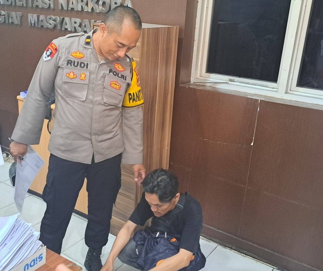 Ojol bernama Sendi diamankan polisi karena menjadi pelaku begal payudara. (ist)