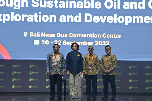 Kepala Satuan Kerja Khusus Pelaksana Kegiatan Usaha Hulu Migas (SKK Migas) Dwi Soetjipto dan Menteri Keuangan Sri Mulyani dalam pembukaan The 4th International Convention on Indonesian Upstream Oil and Gas (ICIUOG) 2023, di Nusa Dua, Bali, Rabu (20/9/2023). Dok Ema Fitriyani/kumparan
