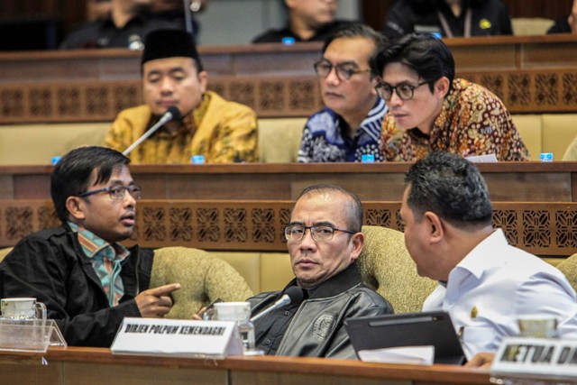 Ketua KPU Hasyim Asyari (tengah) bersama Anggota KPU Idham Holik (kiri) dan Dirjen Politik dan Pemerintahan Umum (Polpum) Kemendagri Bahtiar (kanan) saat mengikuti rapat konsultasi dengan Komisi II di Kompleks Parlemen, Senayan, Jakarta, Rabu (20/9). Foto: ANTARA FOTO