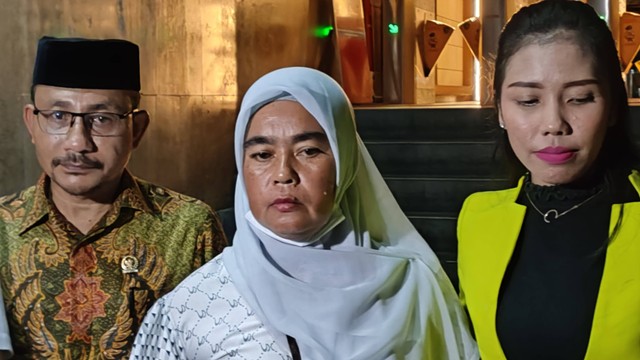 Ibunda Imam Masykur, Fauziah bersama tim kuasa hukumnya di Polda Metro Jaya, Rabu (20/9).  Foto: Jonathan Devin/kumparan