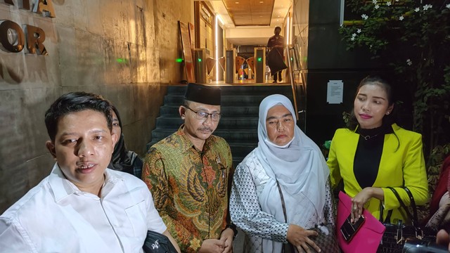 Ibunda Imam Masykur, Fauziah bersama tim kuasa hukumnya di Polda Metro Jaya, Rabu (20/9). Foto: Jonathan Devin/kumparan