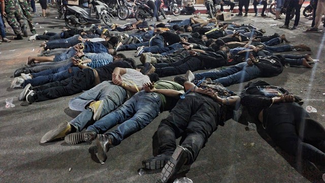 Anggota ormas terlibat bentrok di Bekasi diamankan polisi.  Foto: kumparan