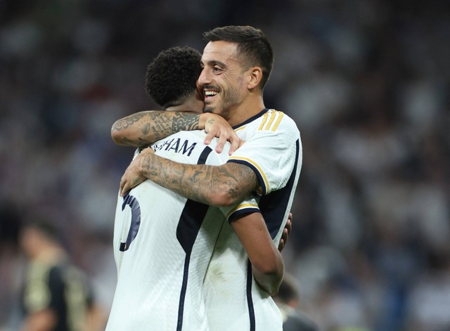 Selebrasi pemain Real Madrid Jude Bellingham bersama Joselu di Santiago Bernabeu, Madrid, Spanyol. Foto: Isabel Infantes/Reuters