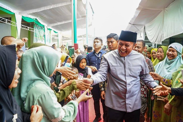 Gubernur Sumsel Herman Deru saat bersama masyarakat, Foto : Humas Pemprov Sumsel