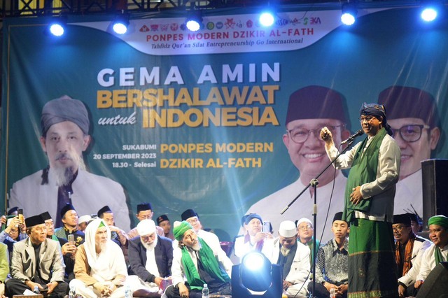 Anies Baswedan menghadiri acara Gema AMIN Bershalawat untuk Indonesia, di Ponpes Modern Dzikir Al Fath, Sukabumi, Jawa Barat, Rabu (20/9/2023). Foto: Dok. Istimewa