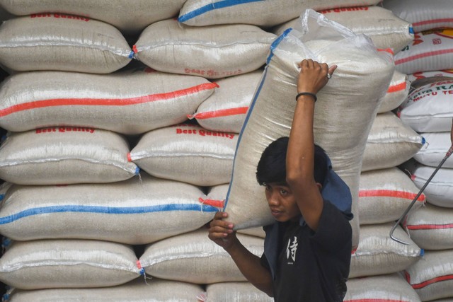 Buruh memindahkan karung berisi beras di Pasar Induk Beras Cipinang, Jakarta, Rabu (20/9). Foto: ANTARA FOTO/Aditya Pradana Putra
