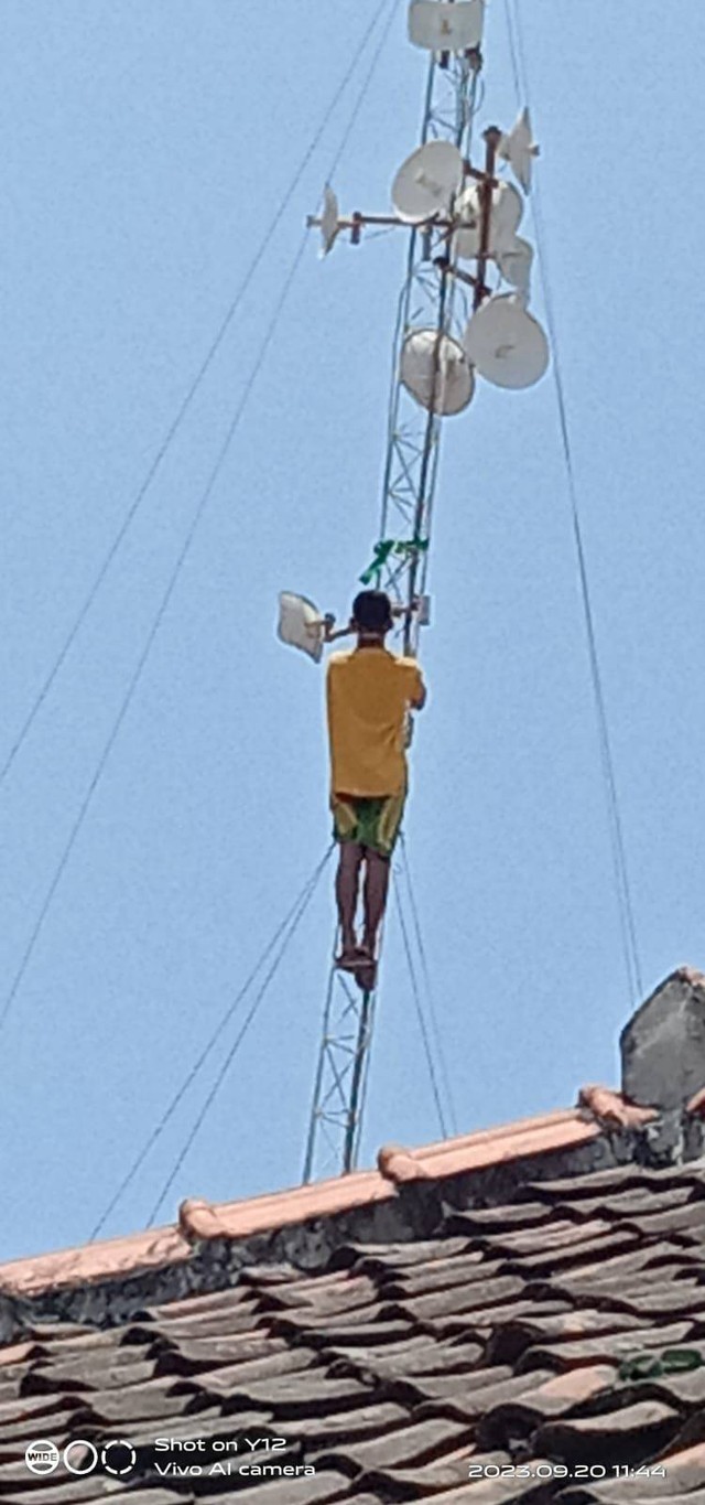 Seorang pemuda memanjat tower dengan ketinggian 50 meter mencoba bunuh diri karena putus asa tidak punya pekerjaan di Losarangang Kabupaten Indramayu. (20/9/2023). Foto: Dok. Istimewa