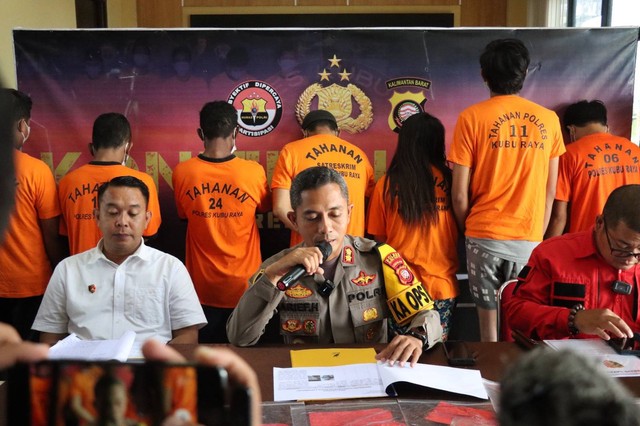 Kapolres Kubu Raya memberikan paparan saat konferensi pers. Foto: Dok. Polres Kubu Raya