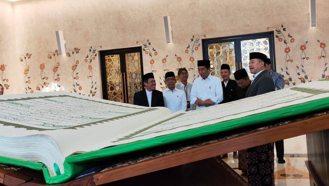 Jokowi hibahkan Al-Qur'an terbesar di Masjid Zayed, Solo. Diberi nama Al-Qur'an Ir H Jokowi Widodo. Foto: Dok. Istimewa