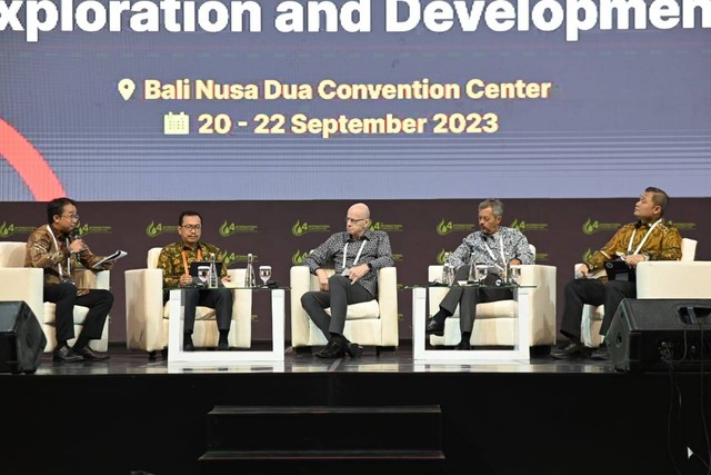 PANEL SESSION: Unlocking Opportunities in Indonesia's Dynamic Oil and Gas Investment Landscape di The 4th International Convention on Indonesian Upstream Oil and Gas (ICIUOG) 2023 yaitu Advancing Energy Security through Sustainable Oil and Gas Exploration and Development, Kamis (21/9/2023). Dok SKK Migas