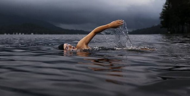 Ilustrasi waktu terbaik untuk berenang. Sumber: unsplash.com/ Todd Quackenbush