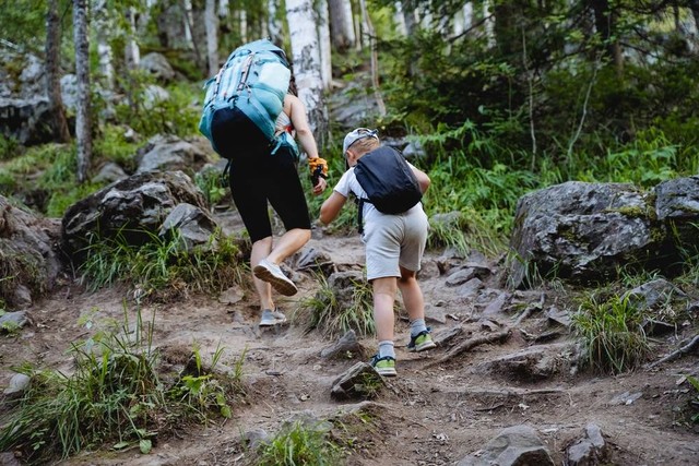 Ilustrasi anak mendaki gunung bareng orang tua. Foto: Aleksey Matrenin/Shutterstock