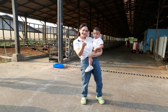 Nagita Slavina dan Cipung kunjungi Farm & Factory MilkLife di Subang. Foto: Dok. Istimewa