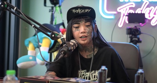 Mondy Tatto di acara podcast Caprice. Foto: YouTube/CapriceOriginalFilms