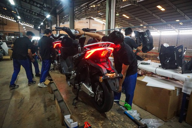 Pekerja melakukan pembuatan kendaraan seperti Sepeda, Moped dan Motor Listrik di Pabrik United Bike, Bogor, Kamis (21/9/2023). Foto: Iqbal Firdaus/kumparan