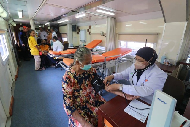 Layanan pemeriksaan kesehatan secara gratis yang diberikan Rail Clinic (kereta kesehatan) di Stasiun Sidotopo Surabaya, Kamis (21/9). Foto-foto: Masruroh/Basra