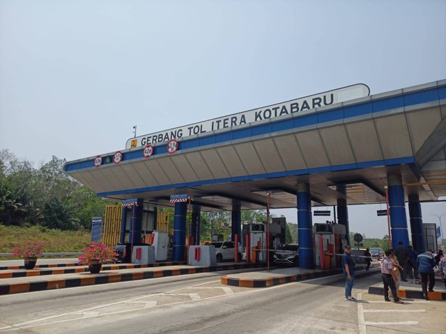 Gerbang Tol Itera Kotabaru ruas Bakauheni - Terbanggi Besar. | Foto : Galih Prihantoro/ Lampung Geh