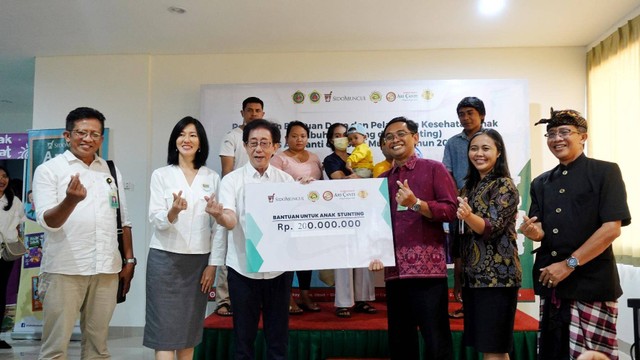 Sido Muncul menyalurkan bantuan Rp 200 juta untuk 100 anak dan balita stunting di Kabupaten Gianyar, Bali. Foto: Sido Muncul