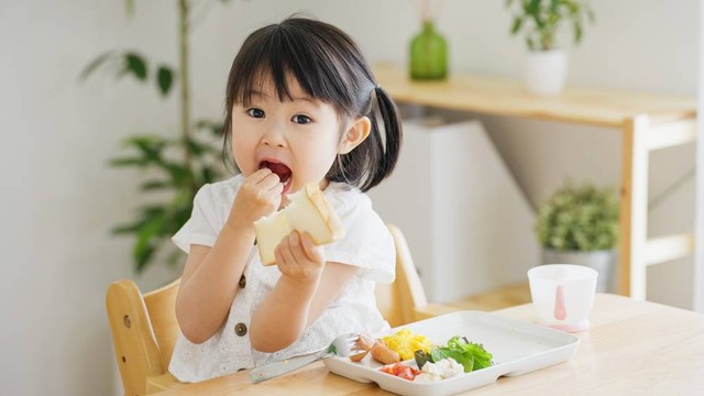 Ilustrasi anak makan dengan lahap. Foto: Shutterstock