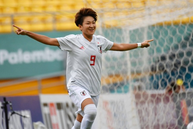 Yuika Sugasawa dari Jepang melakukan selebrasi setelah mencetak gol ke gawang Korea Selatan pada pertandingan semifinal sepak bola putri antara Jepang dan Korea Selatan pada Asian Games 2018 di Palembang pada 28 Agustus 2018. Foto: Adek Berry/AFP