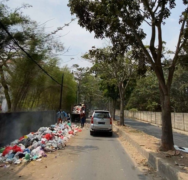 Sampah yang ada di pinggir Jalan Letnan Kolonel Jl. Endro Suratmin, Sukarame, Kec. Sukarame, Kota Bandar Lampung. | Foto: Ist