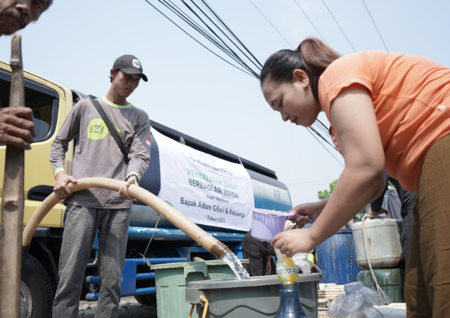 Tiga Bulan Kekeringan, Warga Tanjungsari Sangat Antusias Air Bersih Dari IZI (1)