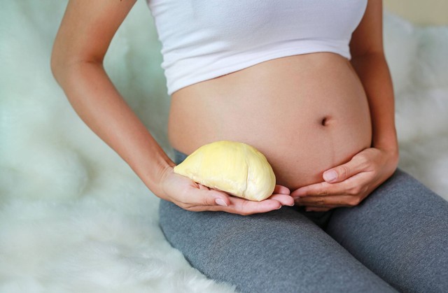 Ilustrasi ibu hamil makan buah durian. Foto: GOLFX/Shutterstock