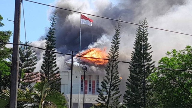 Api membakar Kantor Bupati Pohuwato saat demonstrasi penambang di Kabupaten Pohuwato, Gorontalo, Kamis (21/9/2023).  Foto: ANTARA/HO