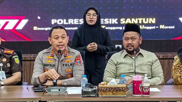  Kapolres Gresik AKBP Adhitya Panji  bersama Bupati Gresik menyampaikan hasil MRI di Mako Polres.  Foto: dok Mili.id