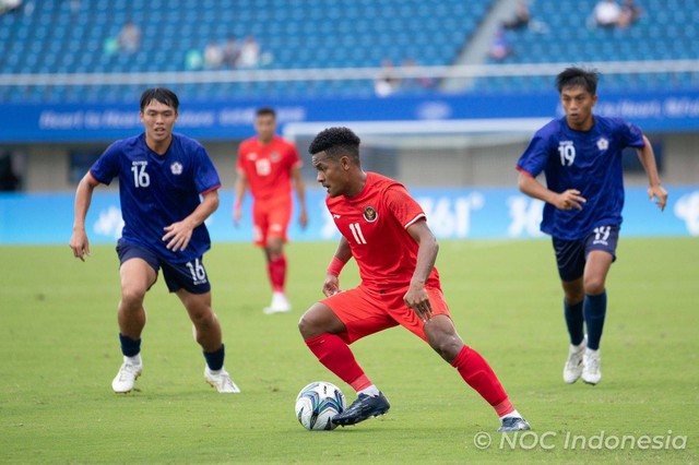 Pertandingan Timnas U-24 Indonesia vs Taiwan di Grup F Asian Games 2022 yang digelar di Zhejiang Normal University East Stadium, Zheijang, China, pada Kamis (21/9). Foto: NOC Indonesia