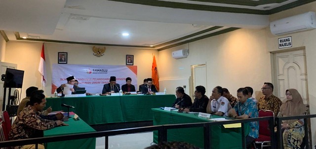 Proses sidang terkait polemik DPT Perum 4. Foto: Fajar Bahari/Hi!Pontianak