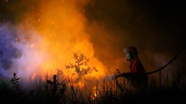 Potret perjuangan memadamkan karhutla di Ogan Ilir, Foto: abp/Urban Id