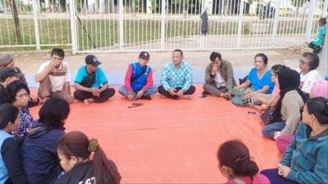 Lurah Papanggo, Tomi Haryono, membujuk warga Kampung Bayam di sekitar tenda JIS pindah ke rusun di Jakut.  Foto: Pemprov DKI Jakarta