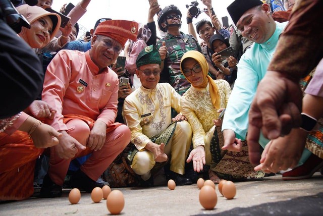 PJ Gubernur Kalbar bersama Wali Kota Pontianak mendirikan telur di Pesona Kulminasi Matahari. Foto: Dok. Prokopim Pemkot Pontianak