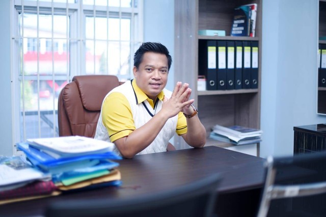 Politisi Golkar Kabupaten Cirebon, Surnita Sandi Wiranata menyebut kondisi harga beras saat ini dapat diibaratkan bagai dua mata pisau yang ternyata kedua arah tersebut akan mengiris dan menyayat kondisi perekonomian masyarakat Foto : Istimewa