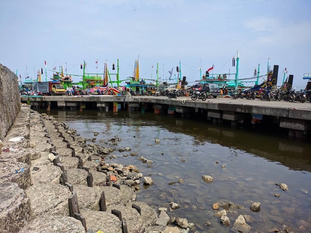 Nelayan berlabuh di Tempat Pelelangan Ikan Brodong (Sumber foto: Ardhani Kinasih, 2023)