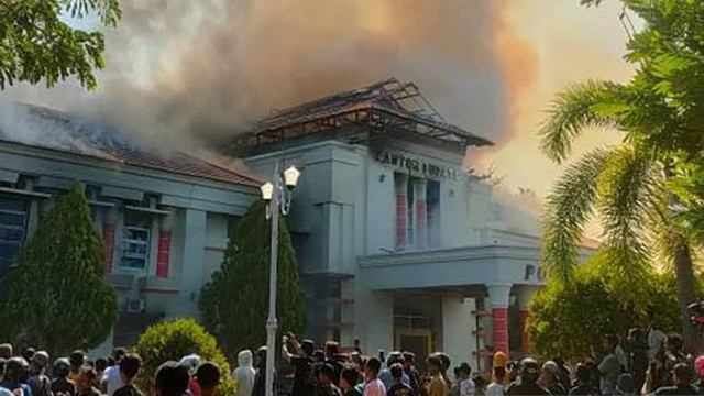 Ratusan warga memadati Kantor Bupati Pohuwato yang terbakar di Kabupaten Pohuwato, Gorontalo, Kamis (21/9/2023). 
 Foto: ANTARA/HO-RA