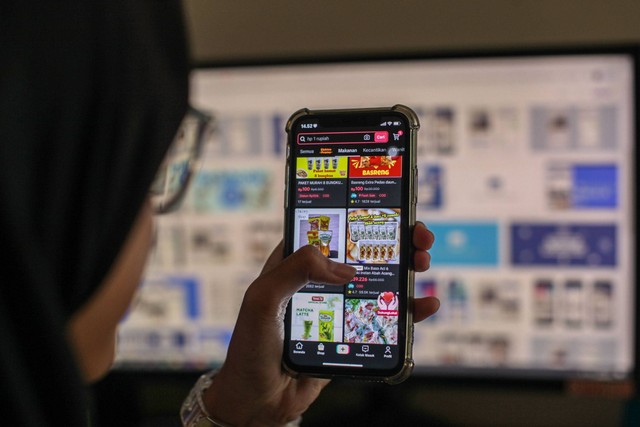 Warga menggunakan perangkat elektronik untuk berbelanja secara daring di salah satu situs belanja media sosial di Bogor, Jawa Barat, Kamis (21/9/2023). Foto: Yulius Satria Wijaya/ANTARA FOTO
