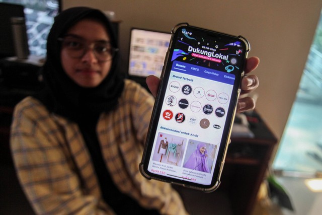 Warga menunjukkan tampilan gawai saat berbelanja secara daring di salah satu situs belanja media sosial di Bogor, Jawa Barat, Kamis (21/9/2023). Foto: Yulius Satria Wijaya/ANTARA FOTO