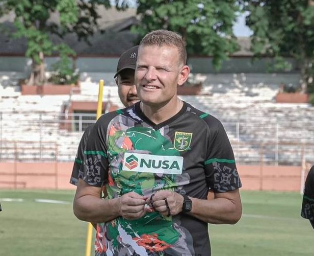 Pelatih baru Persebaya Josep Gombau. Foto: Official Persebaya