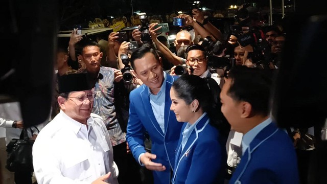 Ketum Partai Gerindra Prabowo Subianto tiba di acara Rapimnas Partai Demokrat di JCC Senayan, Jakarta, Kamis (21/9/2023). Foto: Hedi/kumparan