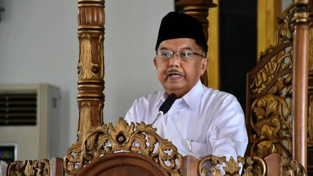 Mantan Wakil Presiden RI Jusuf Kalla saat kunjungan di Masjid Baitul Anwar kompleks perkantoran Pemprov Sulbar. Foto: Dok. Humas Pemprov Sulbar