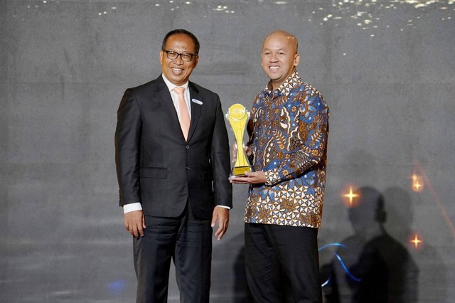 Direktur Finance & Strategy PT Bank Syariah Indonesia Tbk (BSI) Ade Cahyo Nugroho (kanan) menerima penghargaan sebagai “Bank Dengan Pertumbuhan Laba Tertinggi” dalam ajang DETIK AWARDS 2023: Adapt and Transform to an Era of Change, Kamis (20/9).