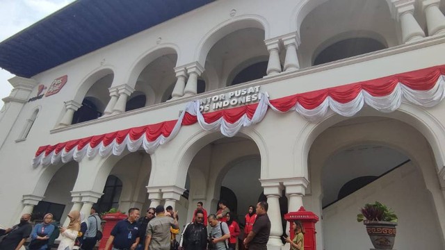 Bangunan bersejarah bekas Kantor Pusat PTT di samping Gedung Sate, Bandung, kini digunakan oleh Telkom dan Pos Indonesia. Foto: Rachmadi Rasyad/kumparan