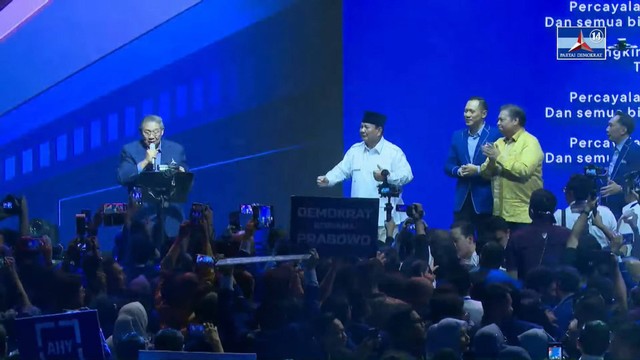 Ketua Majelis Tinggi Partai Demokrat Susilo Bambang Yudhoyono menyanyikan lagu berjudul 'Kamu Gak Sendirian' di acara Rapimnas Partai Demokrat di JCC Senayan, Jakarta, Kamis (21/9/2023) Foto: Youtube Partai Demokrat