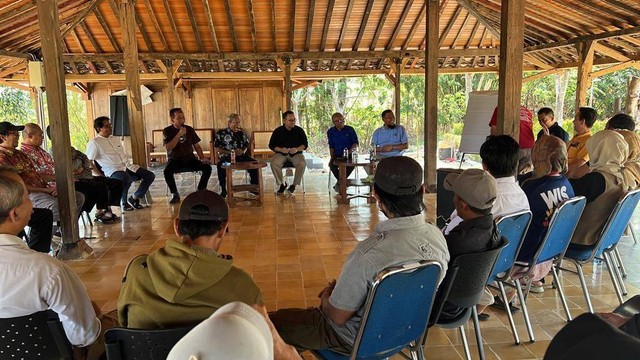 Sudirman Said mengumpulkan relawan yang membantunya dalam Pilgub Jateng 2018 di Padepokan Kalisoga, Larangan, Brebes. Foto: Dok. Istimewa